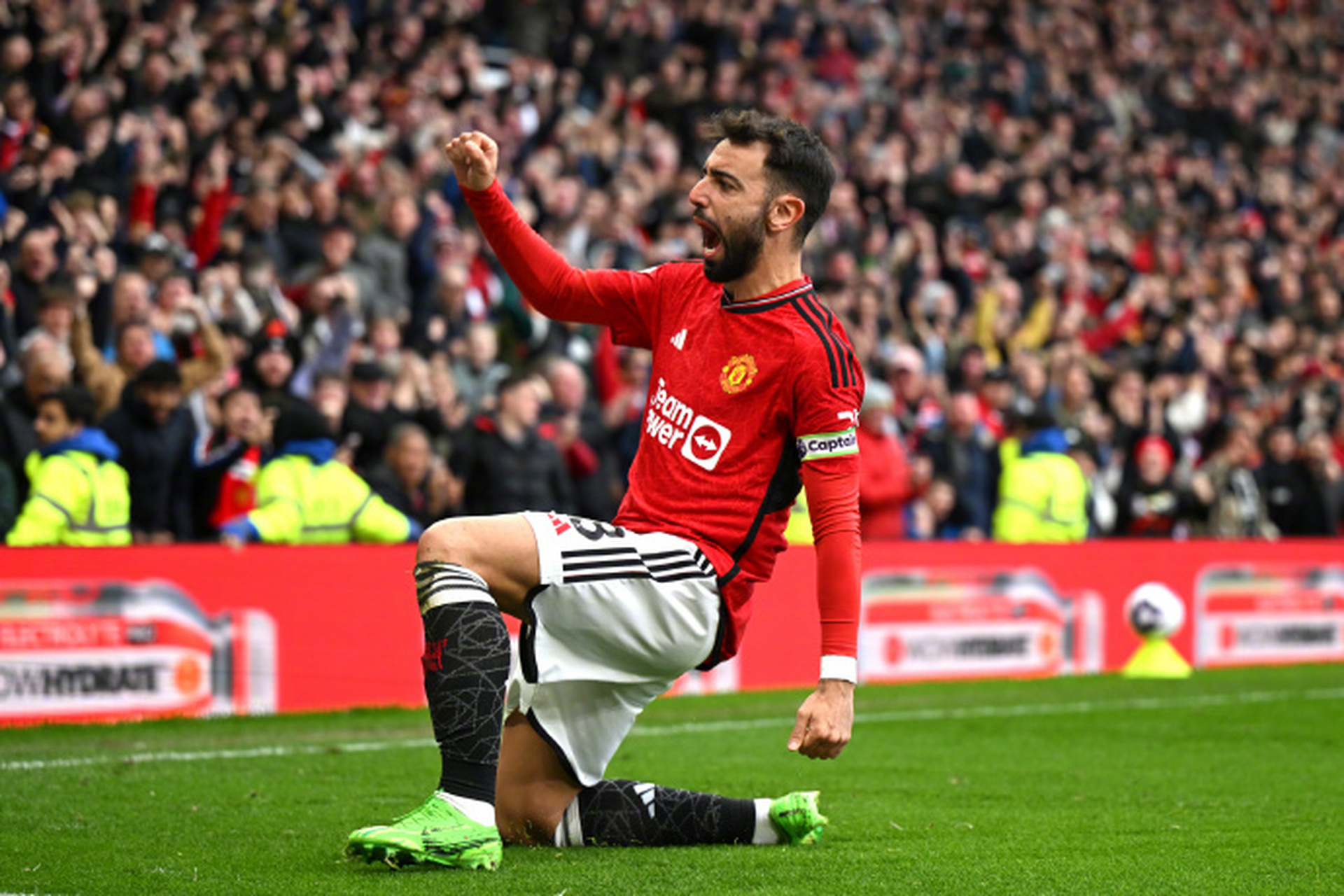 亚博官方网站-曼联主场大捷，球员赛后激动庆祝胜利，决定自己能够.-亚博官方网站